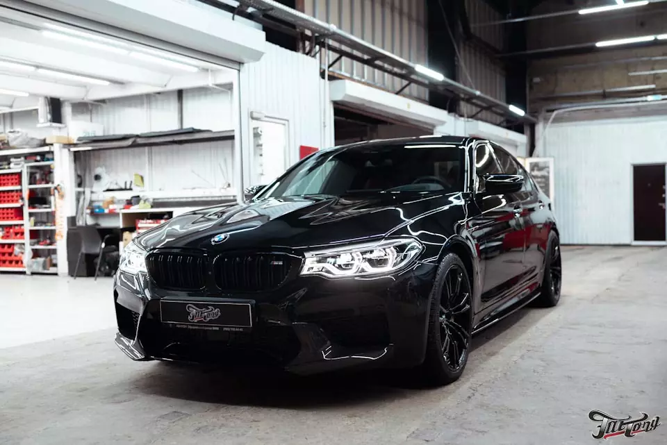 BMW M5 (F90). Оклейка кузова в полиуретан, фирменная подсветка катафот в заднем бампере, установка оригинального карбона в салон!
